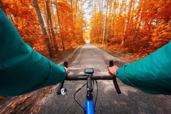 photo-pov-cycliste-faisant-du-velo-route-au-milieu-foret-automne-par-temps-ensoleille_141856-1327